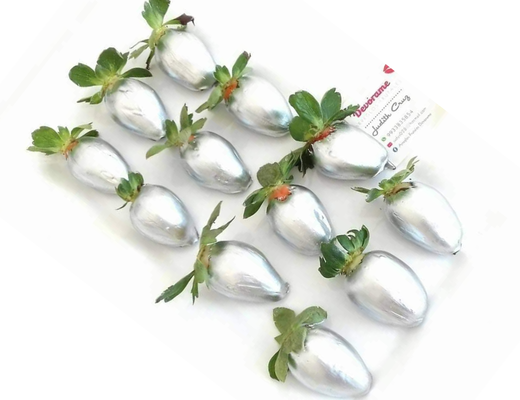 Arreglo frutal Fresascon chocolate plateadas. devorame