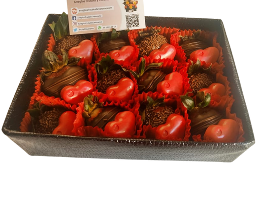 Arreglo frutal Corazones de chocolate sobre fresas enchocolatadas. devorame