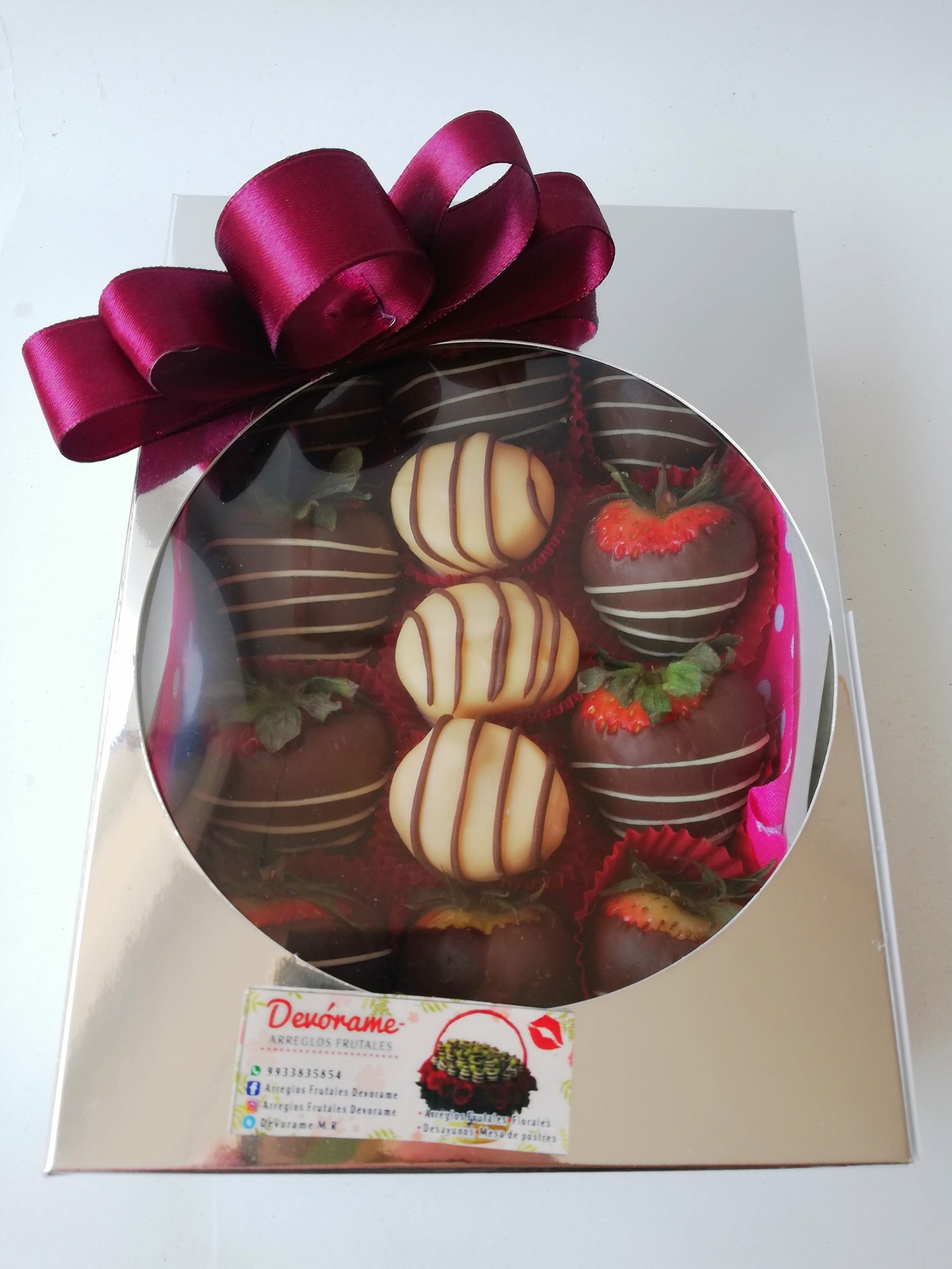 Arreglo frutal Fresas y bombones con chocolate devorame