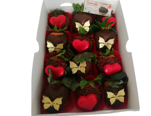 Arreglo frutal Fresas con mariposas y corazones de chocolate. devorame