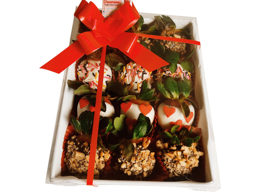 Arreglo frutal Fresas con chocolate, nuez, corazones y grageas. devorame